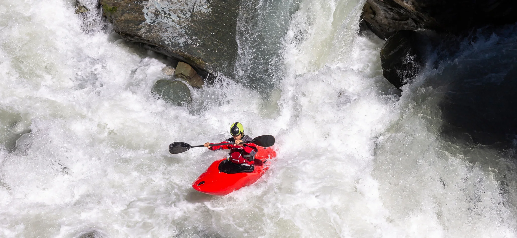 Wildwasserkayak in der Stromschnelle | © canva