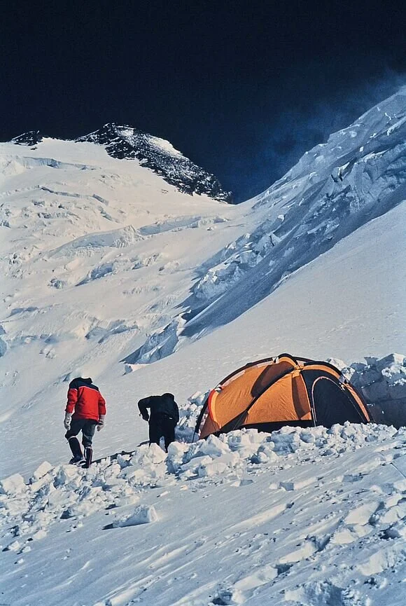 Hochlager am Pik Ismoil Somoni im Pamir, auf 6100 m Höhe, eine Stunde vor der Verschüttung durch eine Lawine | © Ralph Stöhr