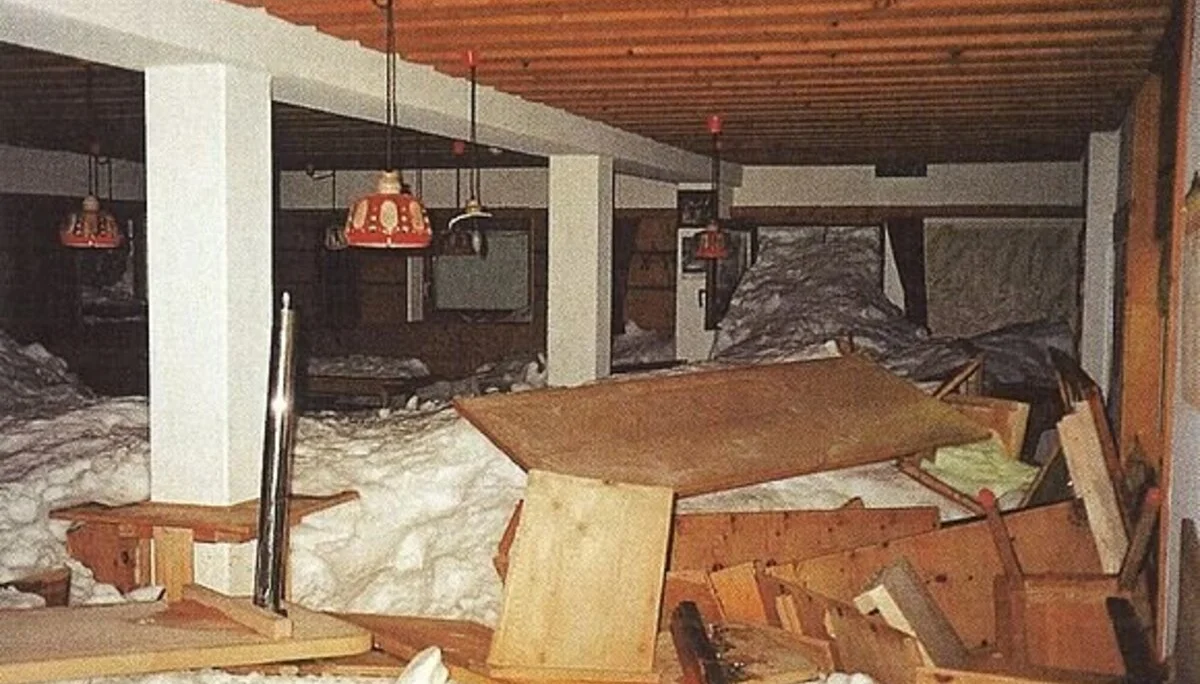 Gastraum der Jamtalhütte nach den Lawinen am 22. Februar 1999 | © Herbert Aupperle