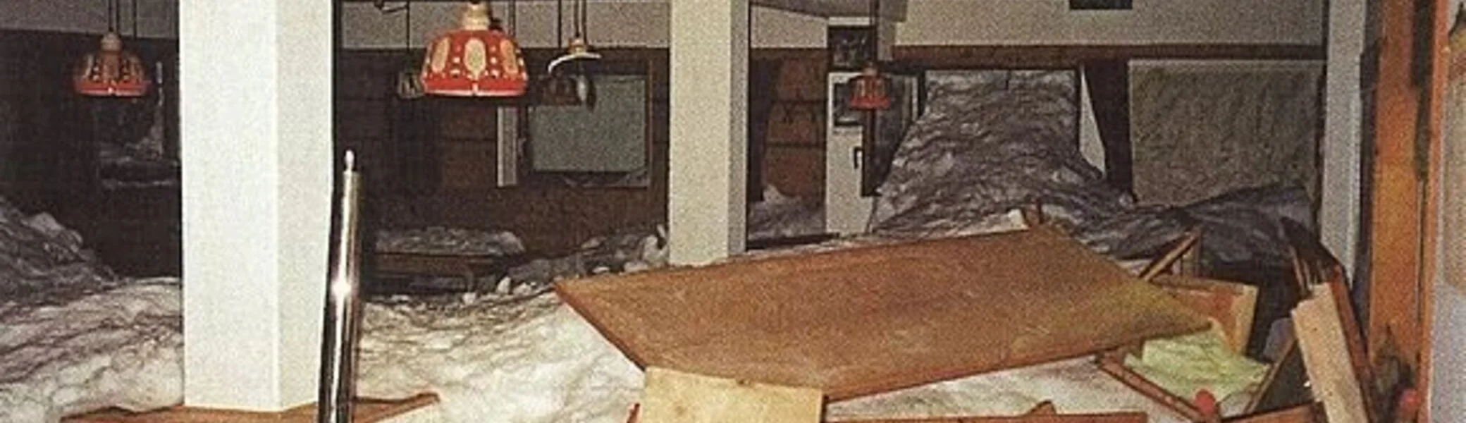 Gastraum der Jamtalhütte nach den Lawinen am 22. Februar 1999 | © Herbert Aupperle