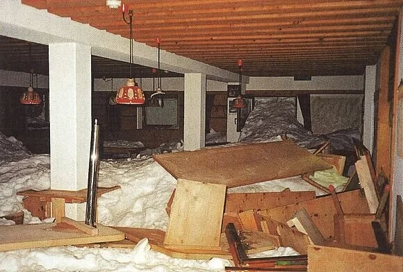 Gastraum der Jamtalhütte nach den Lawinen am 22. Februar 1999 | © Herbert Aupperle