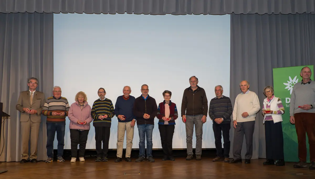 Menschengruppe auf Bühne | © Mick Murphy