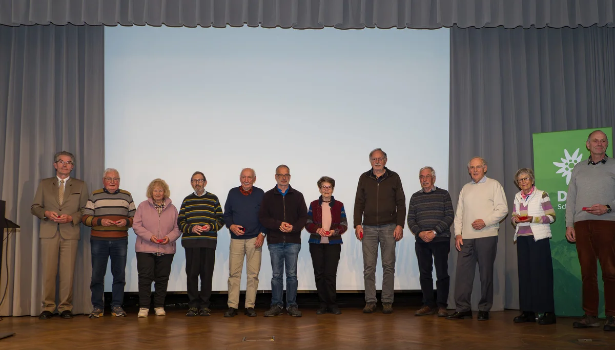 Menschengruppe auf Bühne | © Mick Murphy