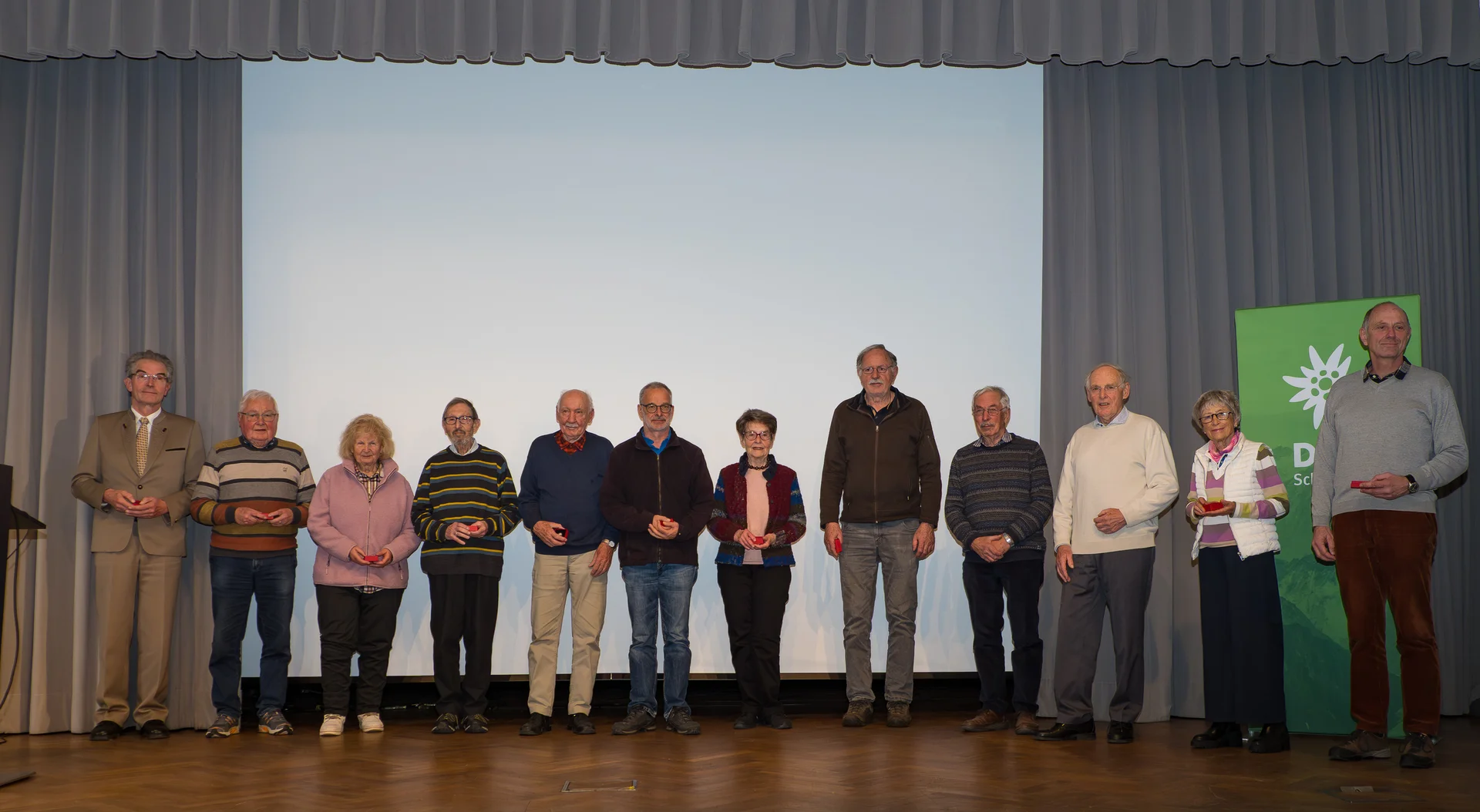 Menschengruppe auf Bühne | © Mick Murphy