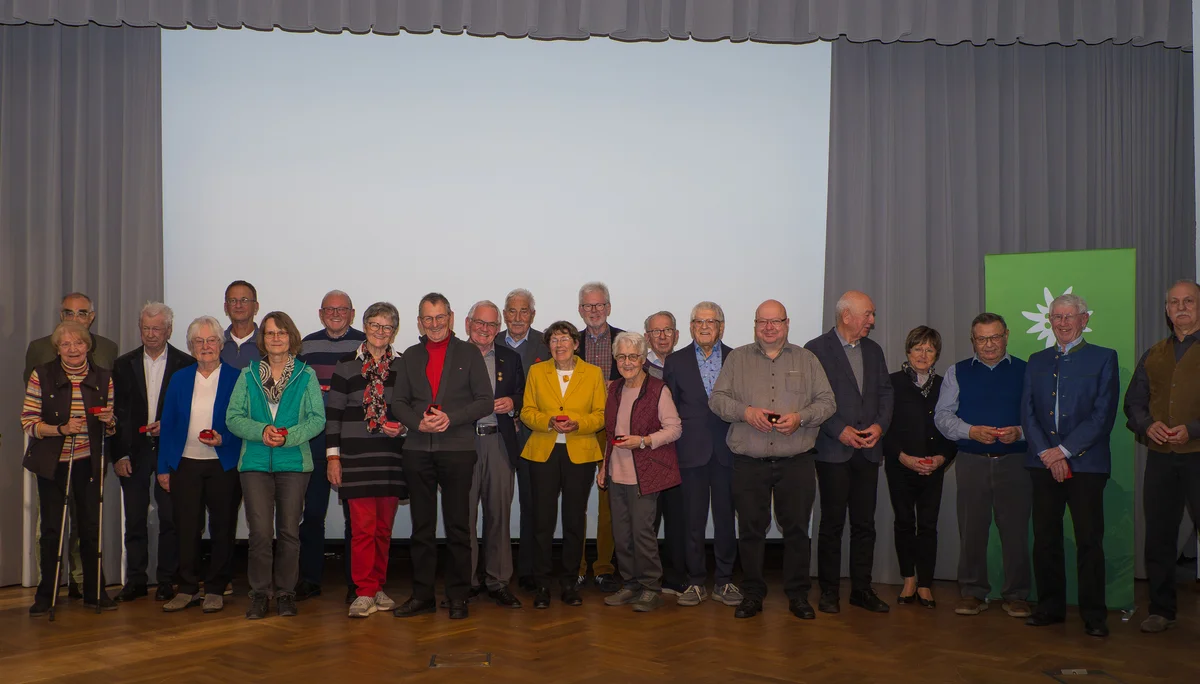 Menschengruppe auf Bühne | © Mick Murphy