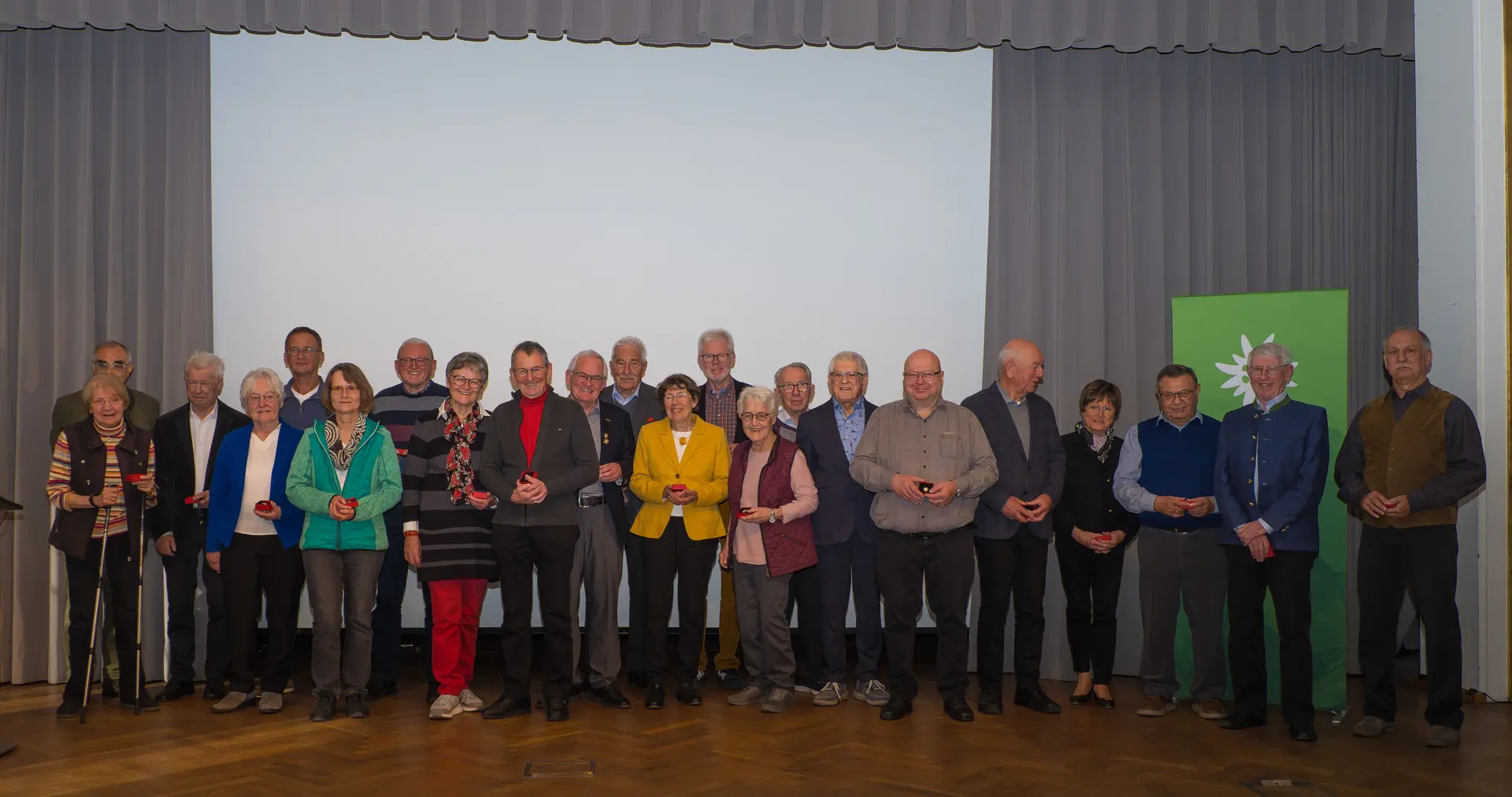 Menschengruppe auf Bühne | © Mick Murphy