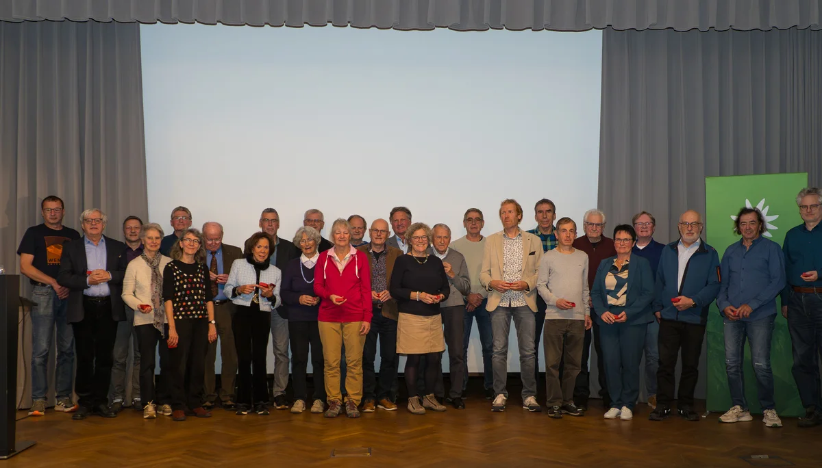 Menschengruppe auf Bühne | © Mick Murphy