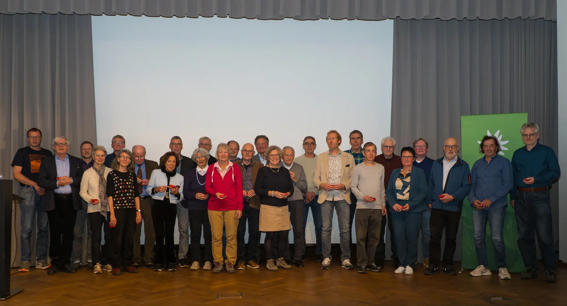 Menschengruppe auf Bühne | © Mick Murphy