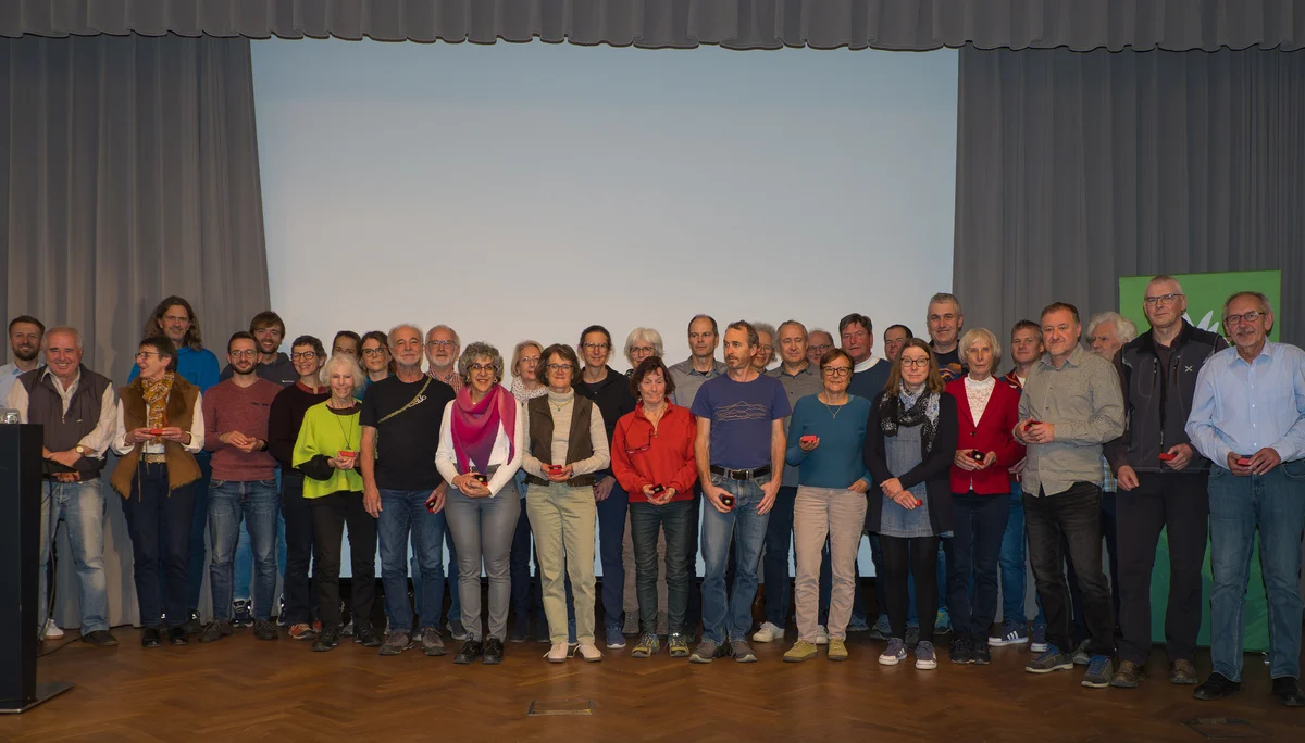 Menschengruppe auf Bühne | © Mick Murphy