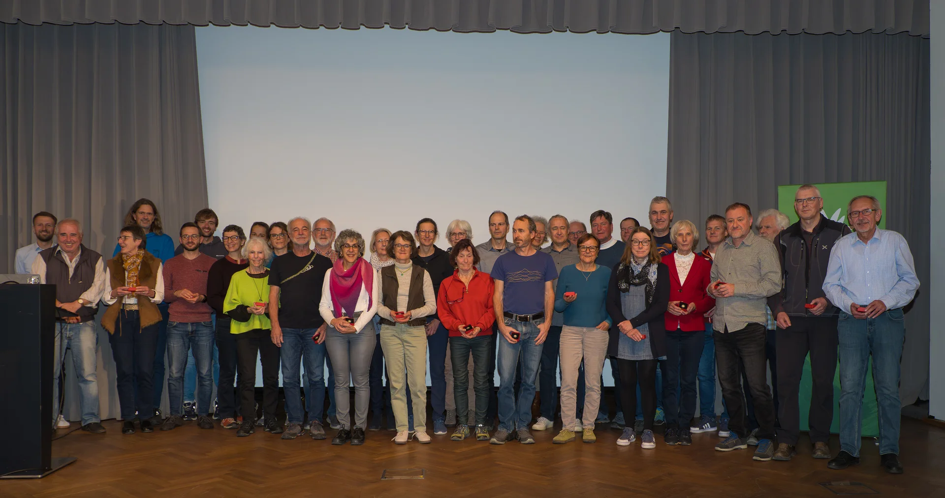 Menschengruppe auf Bühne | © Mick Murphy