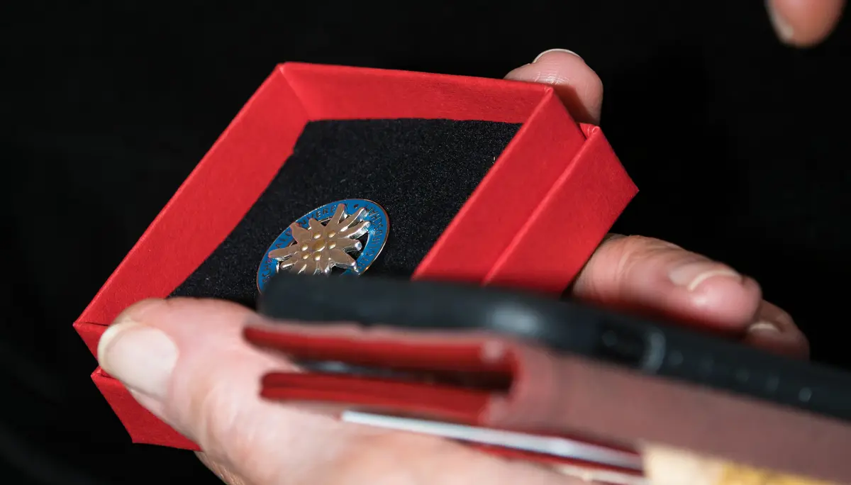 Ehrennadel bzw. Anstecknadel in Schmuckschachtel | © Mick Murphy