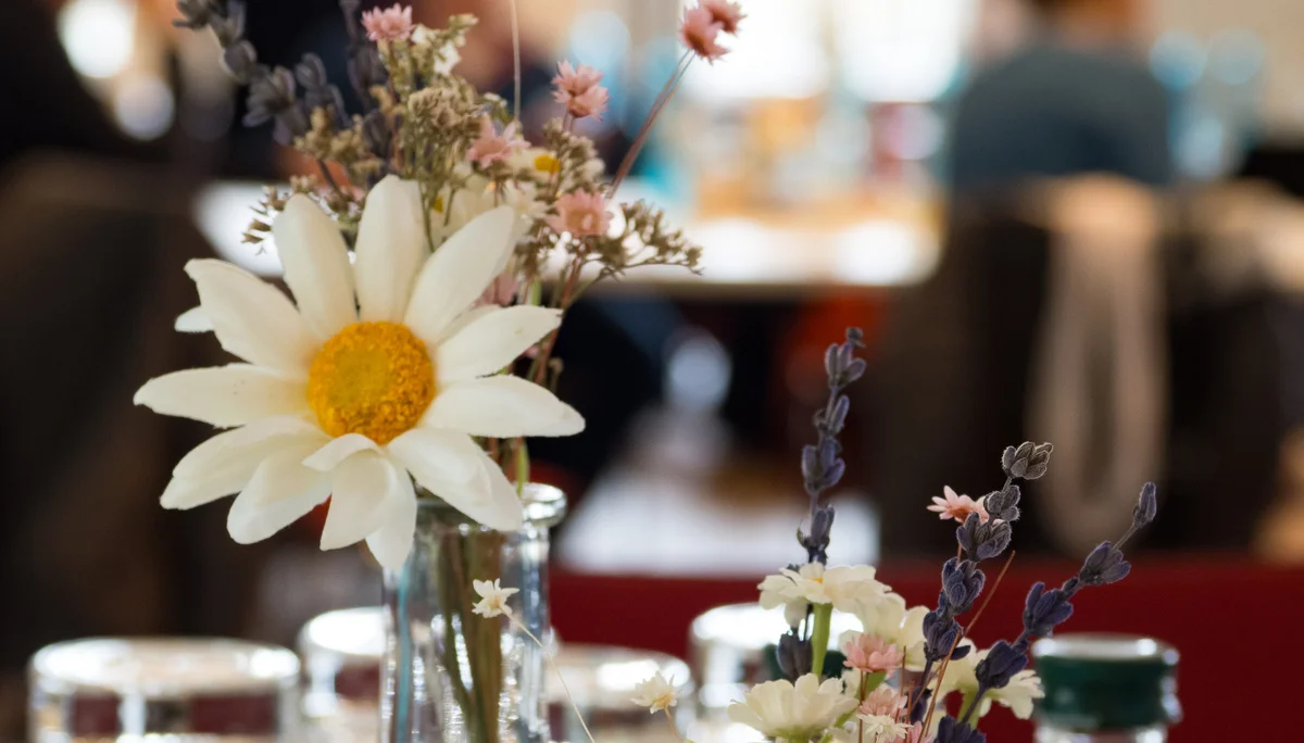Blumendekoration am Tisch. | © Mick Murphy