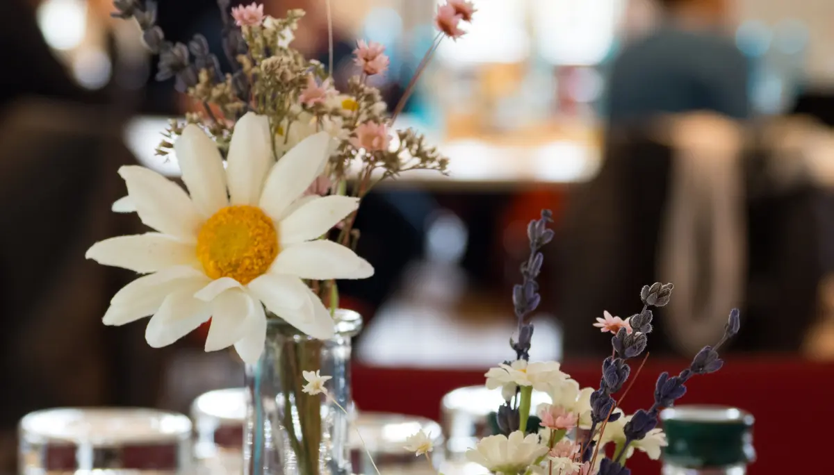 Blumendekoration am Tisch. | © Mick Murphy