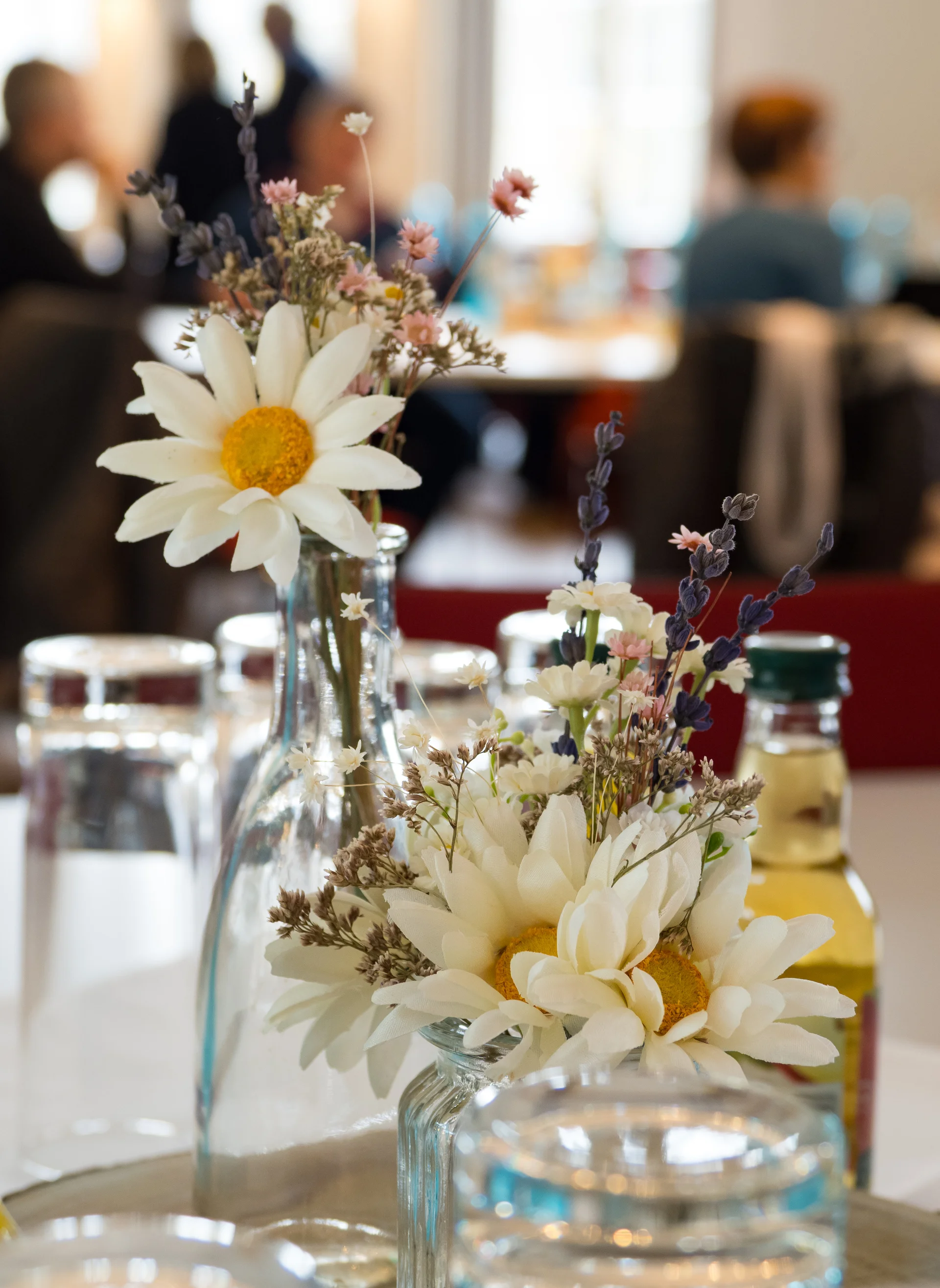 Blumendekoration am Tisch. | © Mick Murphy