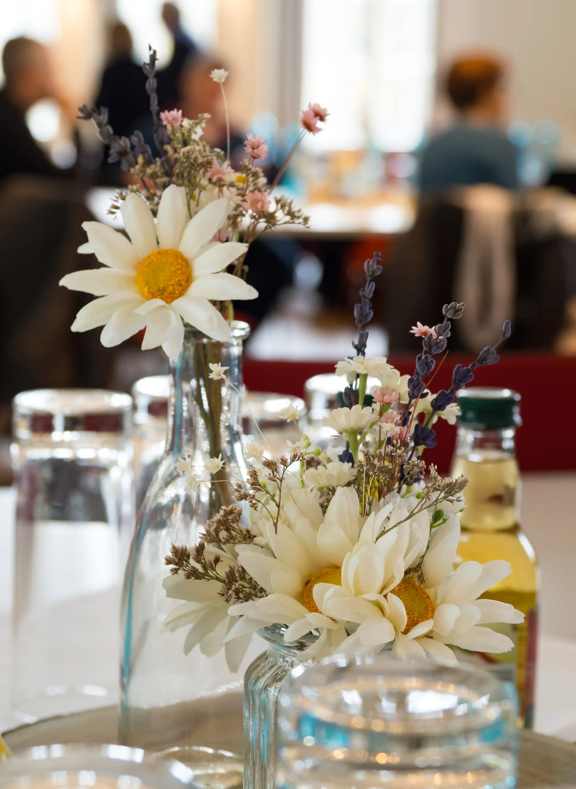 Blumendekoration am Tisch. | © Mick Murphy