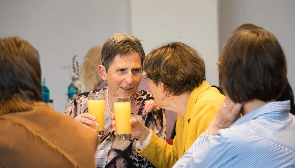 Zwei ältere Damen stoßen mit Orangensaft an. | © Mick Murphy
