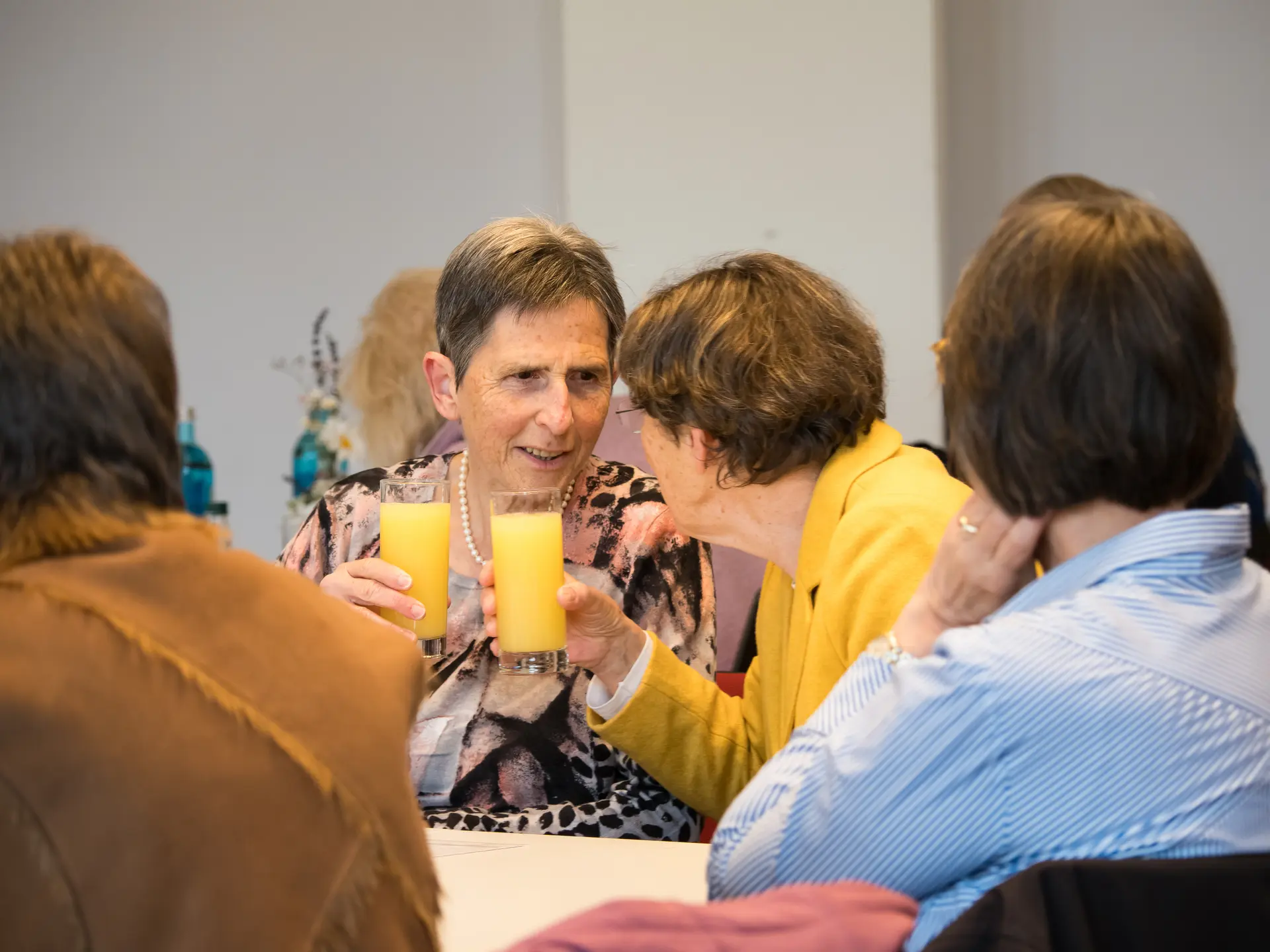 Zwei ältere Damen stoßen mit Orangensaft an. | © Mick Murphy