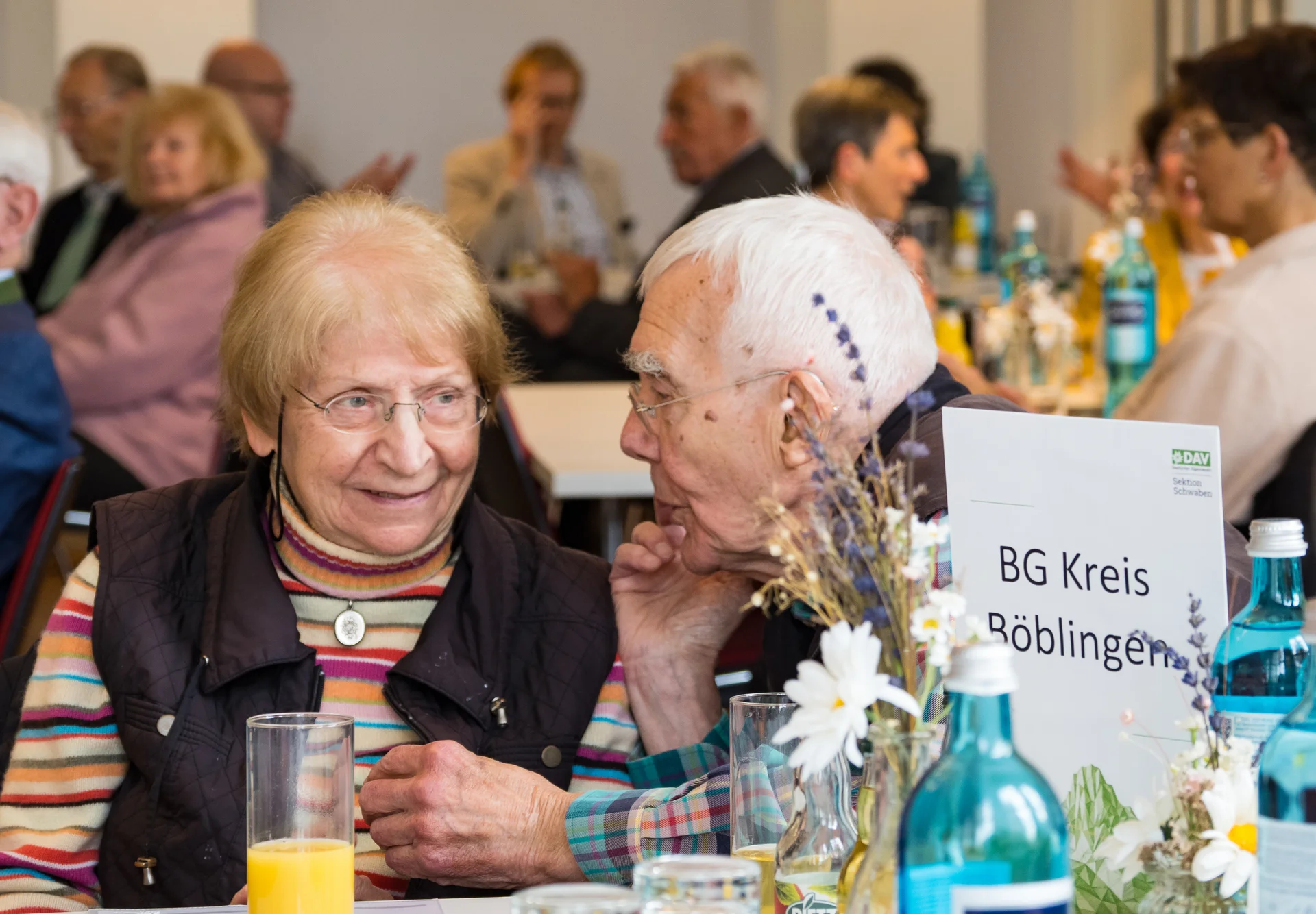 Ältere Menschen im Gespräch. | © Mick Murphy