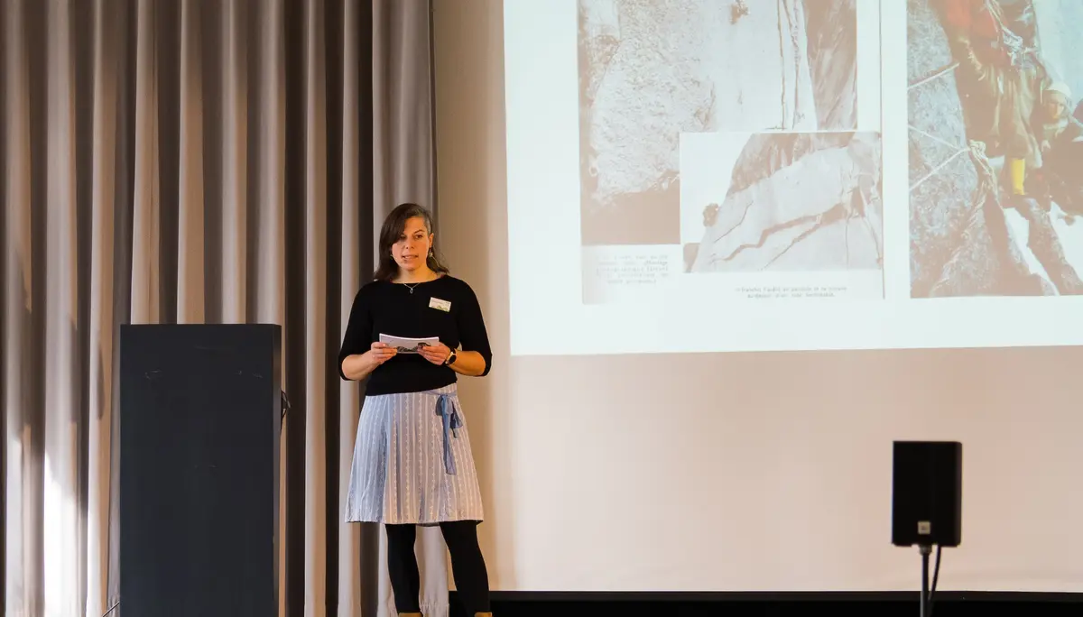 Eine Frau präsentiert auf der Bühne. | © Mick Murphy