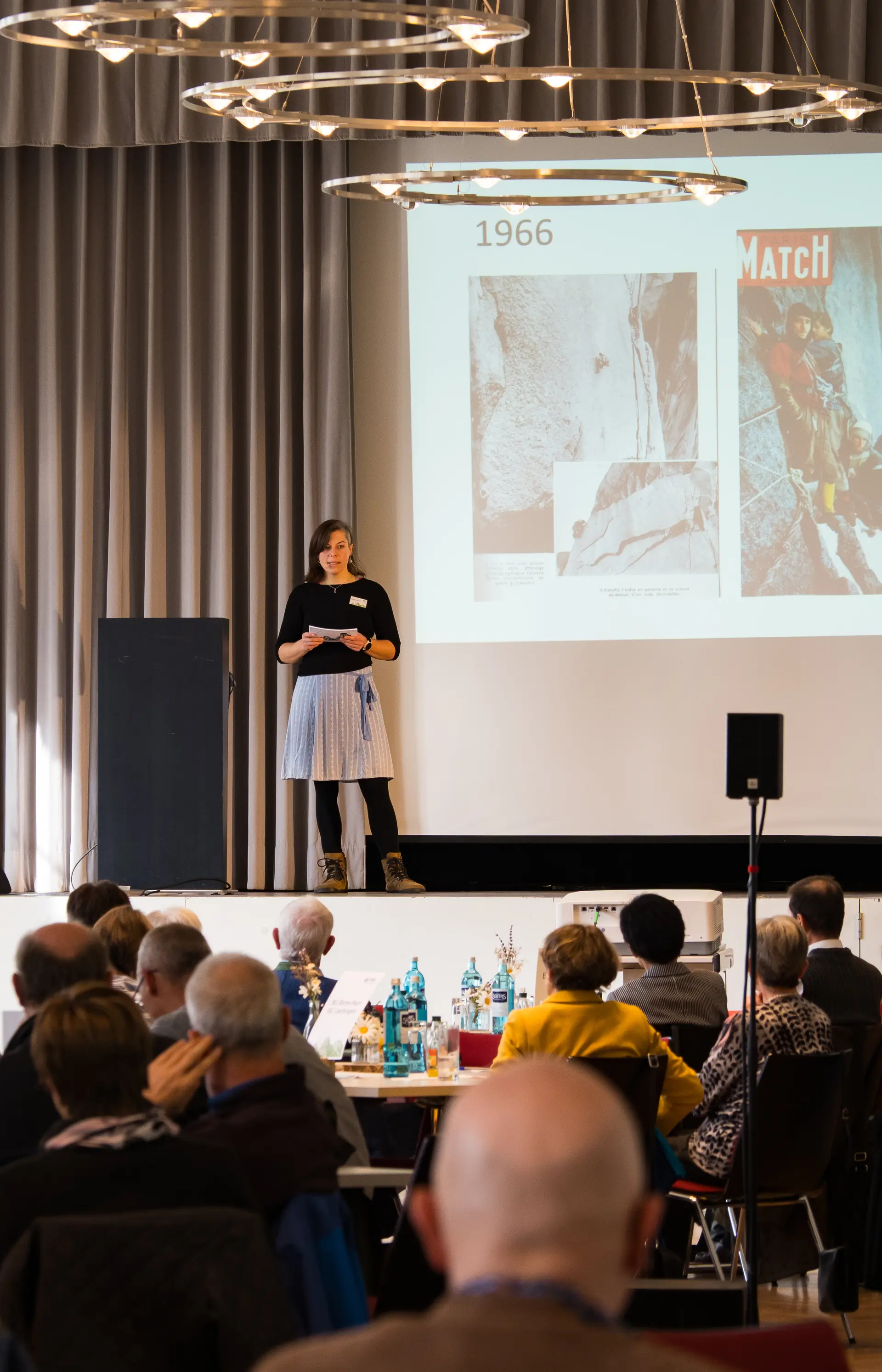 Eine Frau präsentiert auf der Bühne. | © Mick Murphy