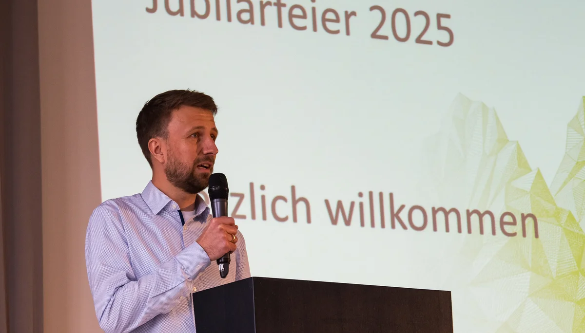 Felix Winkler, ein junger Mann, begrüßt die Menschen mit dem Mikrofon. | © Mick Murphy