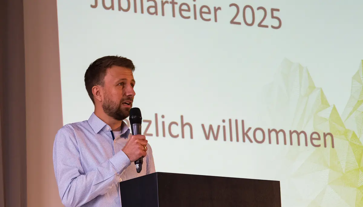 Felix Winkler, ein junger Mann, begrüßt die Menschen mit dem Mikrofon. | © Mick Murphy