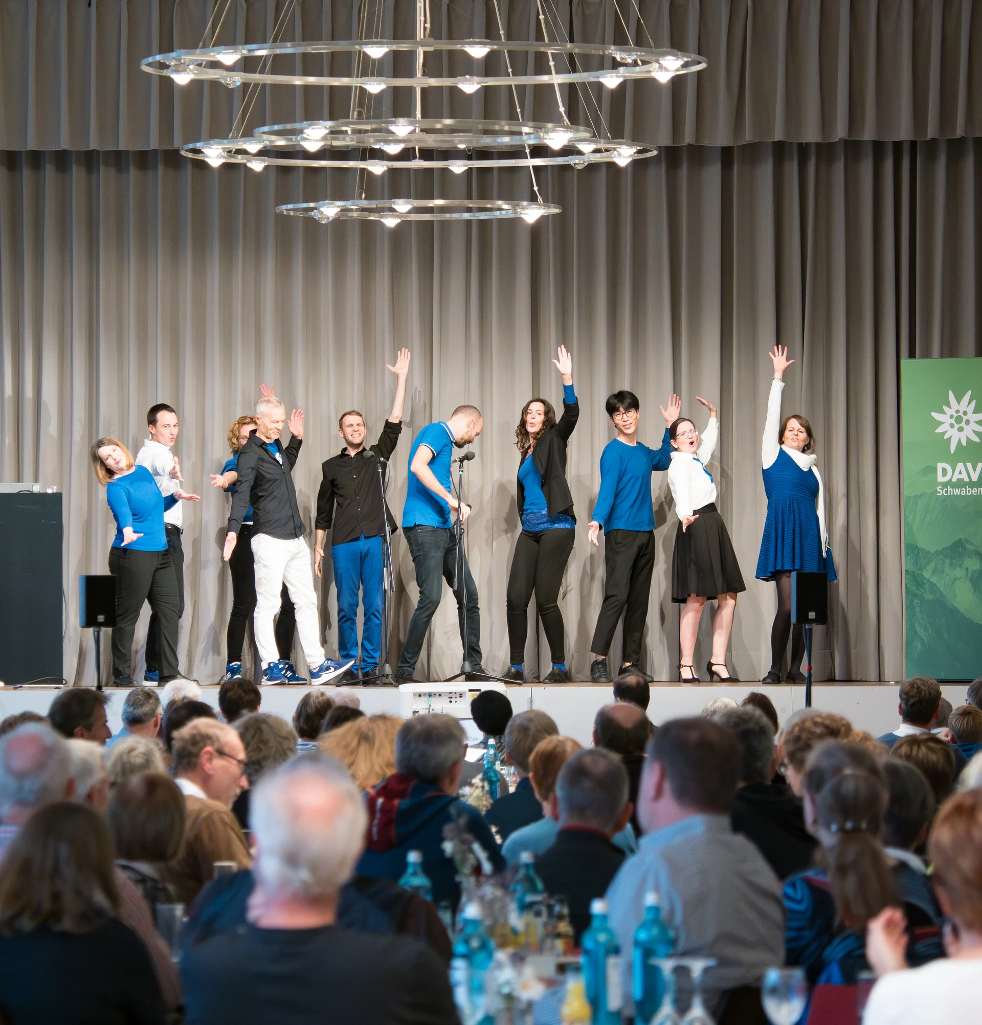 Choreografie des Chors auf der Bühne. | © Mick Murphy