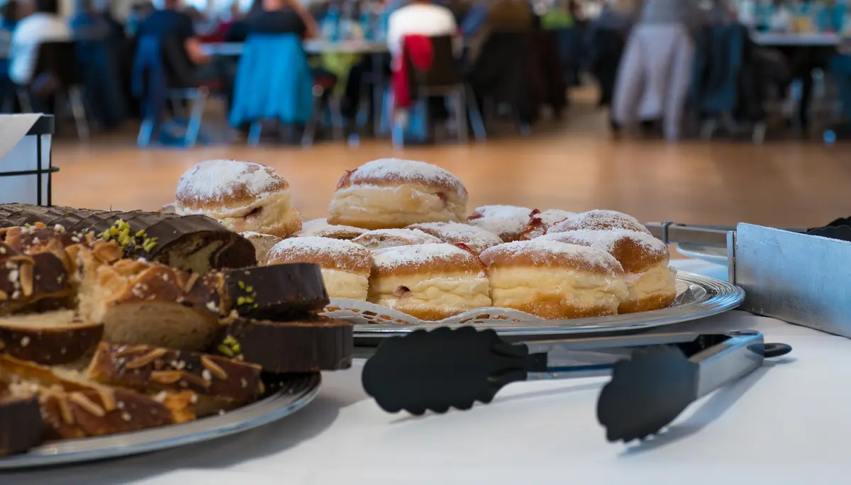 Kuchenbuffet mit Veranstaltungssaal im Hintergrund. | © Mick Murphy