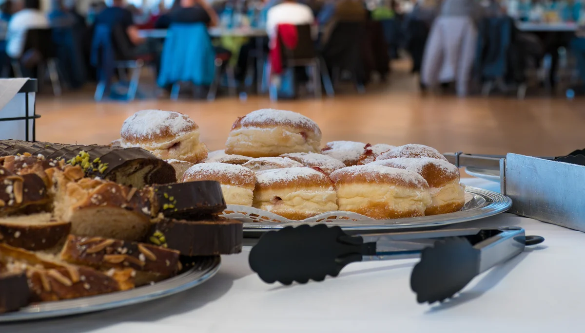 Kuchenbuffet mit Veranstaltungssaal im Hintergrund. | © Mick Murphy