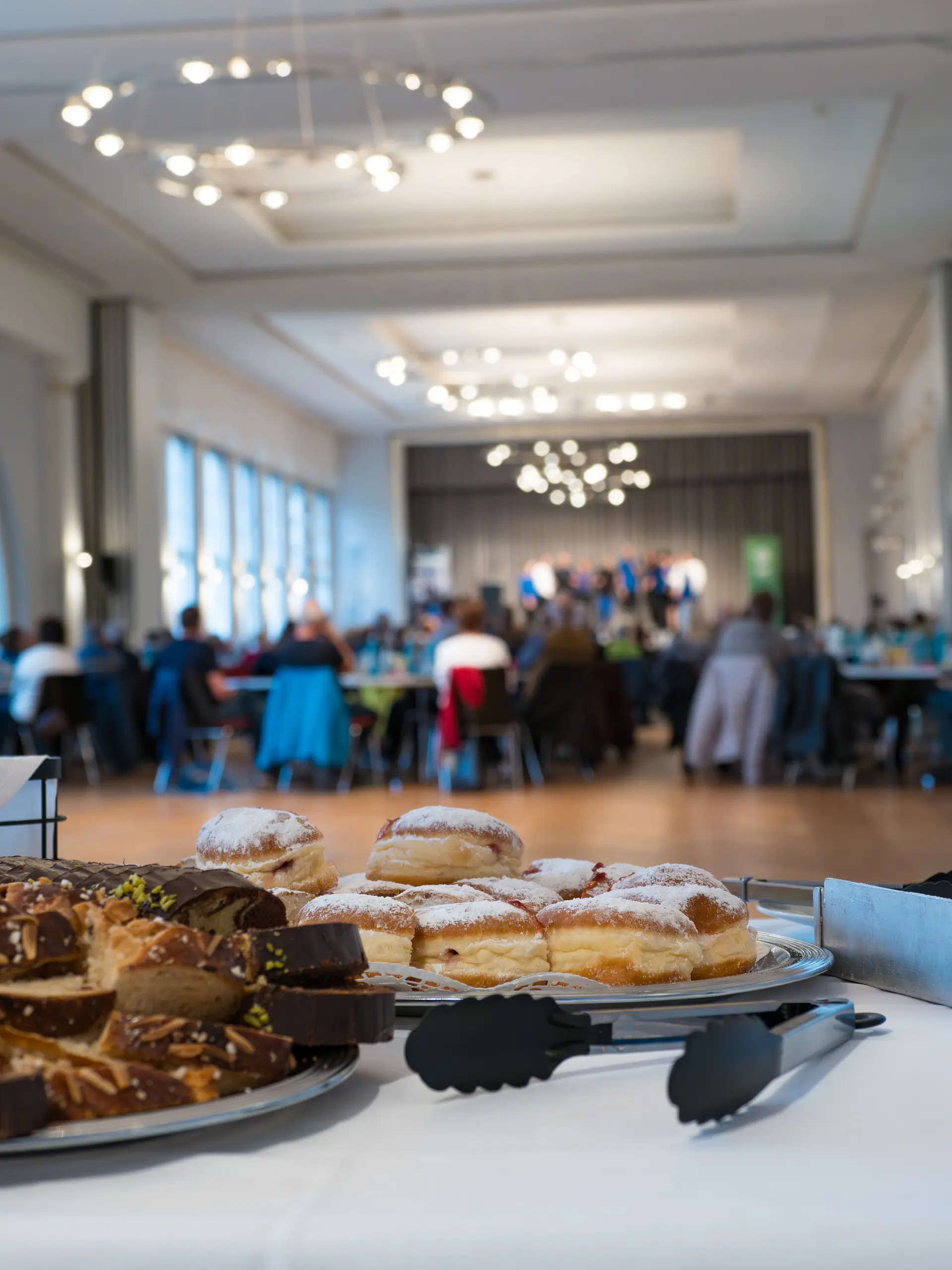 Kuchenbuffet mit Veranstaltungssaal im Hintergrund. | © Mick Murphy
