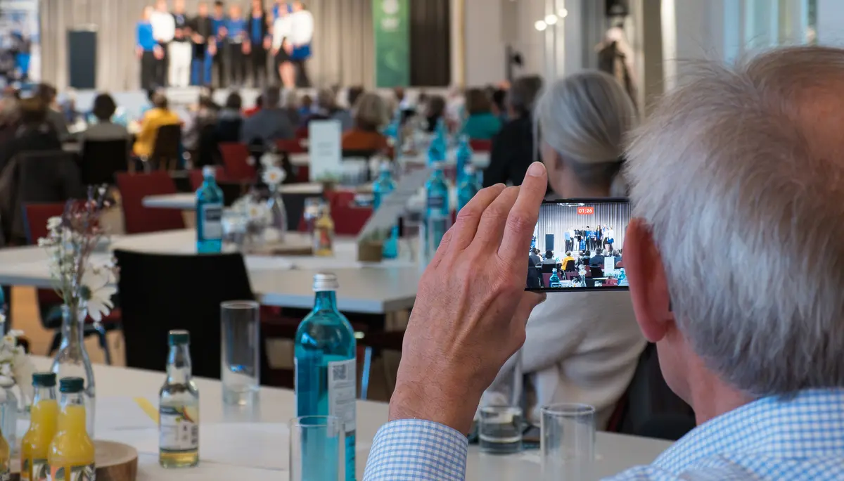 Älterer Herr nimmt Foto mit seinem Smartphone auf. | © Mick Murphy