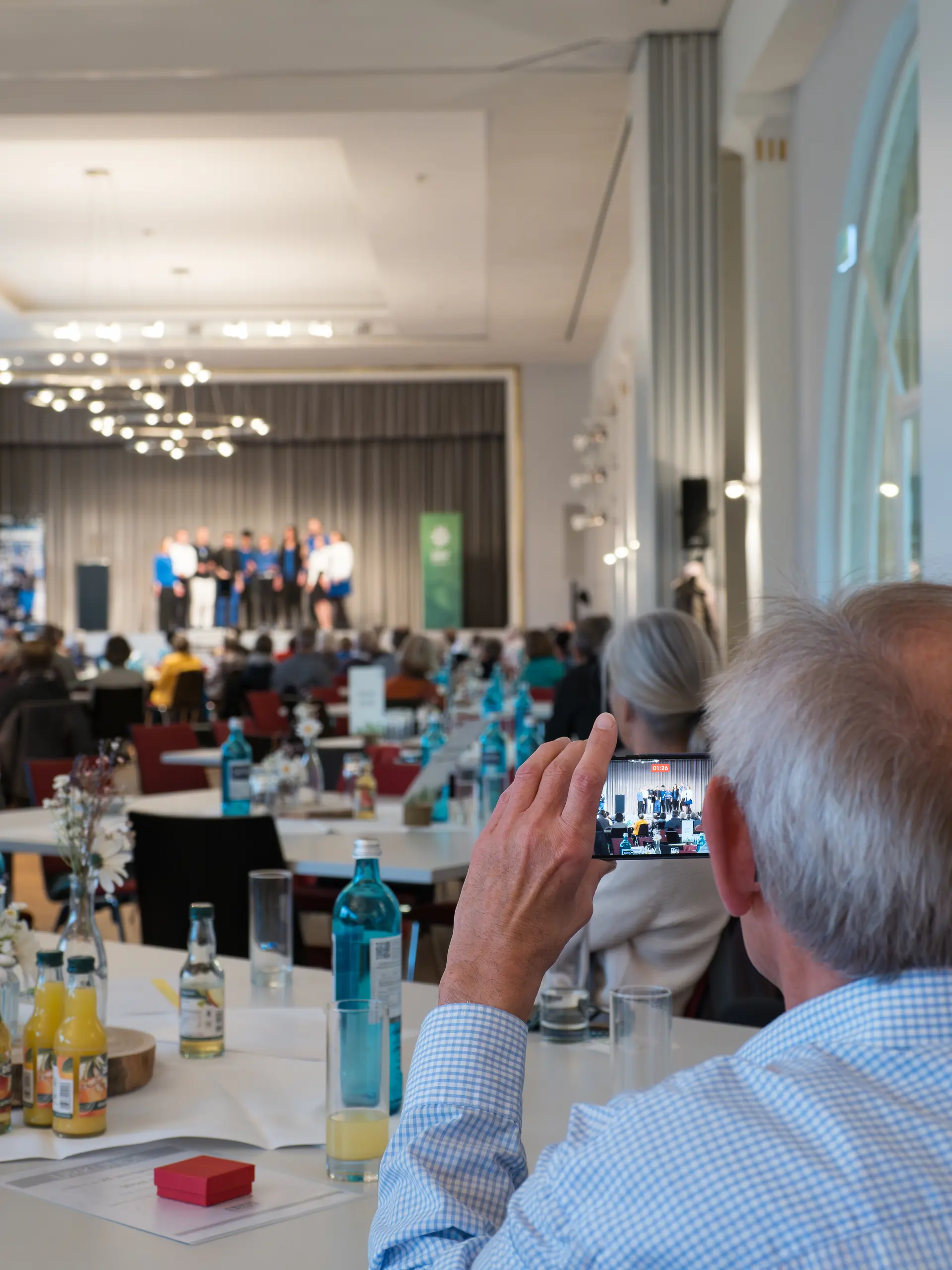 Älterer Herr nimmt Foto mit seinem Smartphone auf. | © Mick Murphy