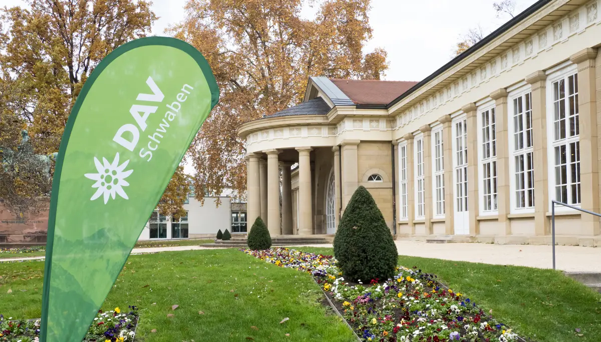 Alter Kursaal in Bad Cannstatt von außen mit Blumenbeet und Beachflag des DAV Schwaben. | © Mick Murphy