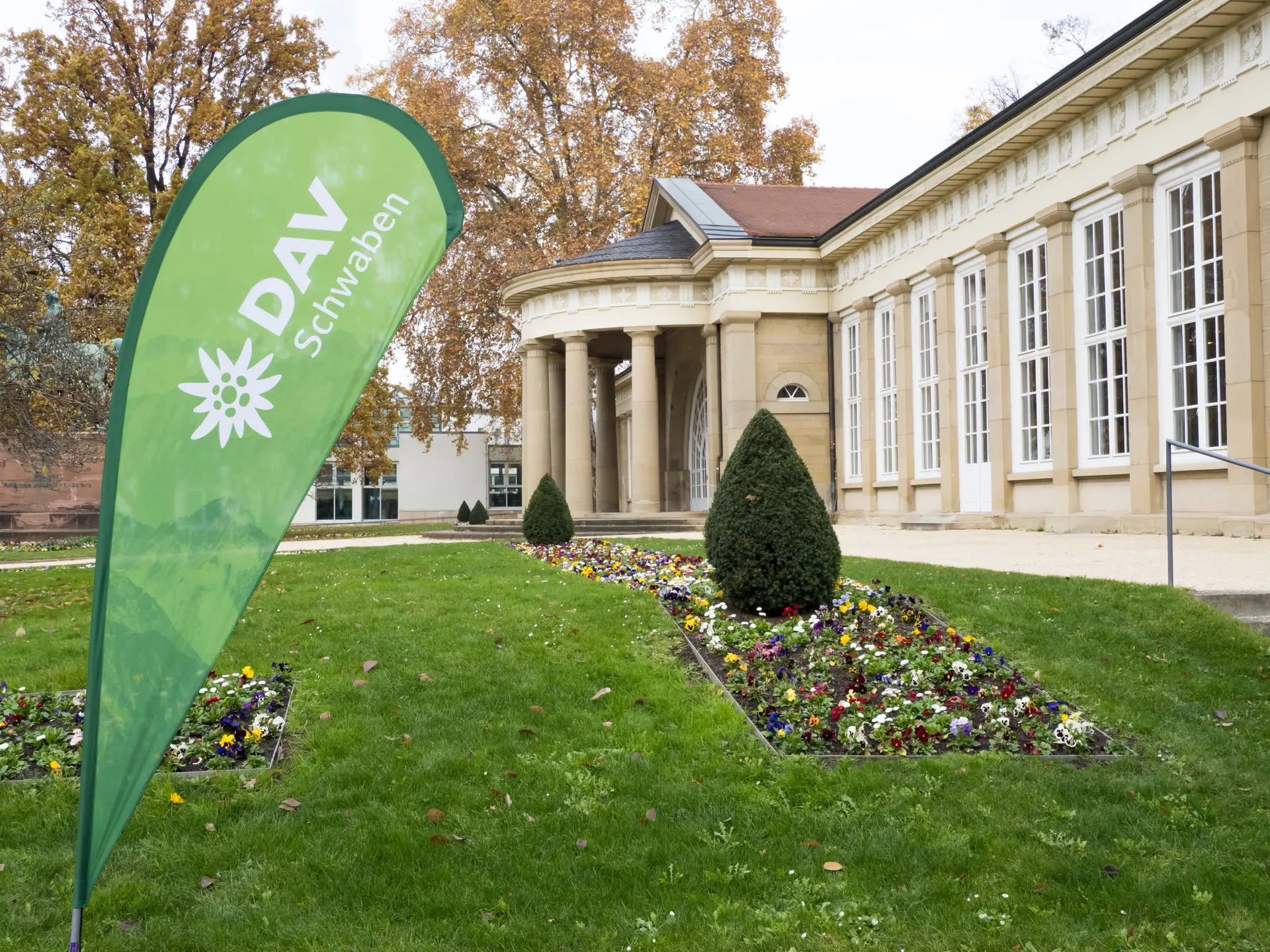 Alter Kursaal in Bad Cannstatt von außen mit Blumenbeet und Beachflag des DAV Schwaben. | © Mick Murphy