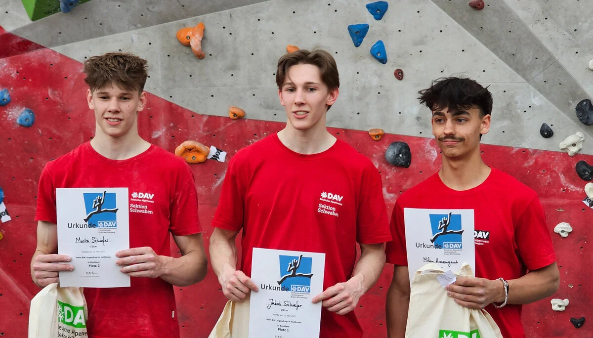 Drei junge Männer bei der Siegerehrung | © Sebastian Heitzmann