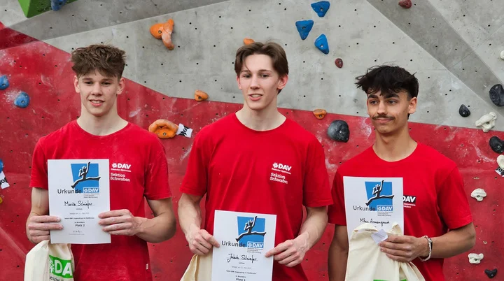 Drei junge Männer bei der Siegerehrung | © Sebastian Heitzmann