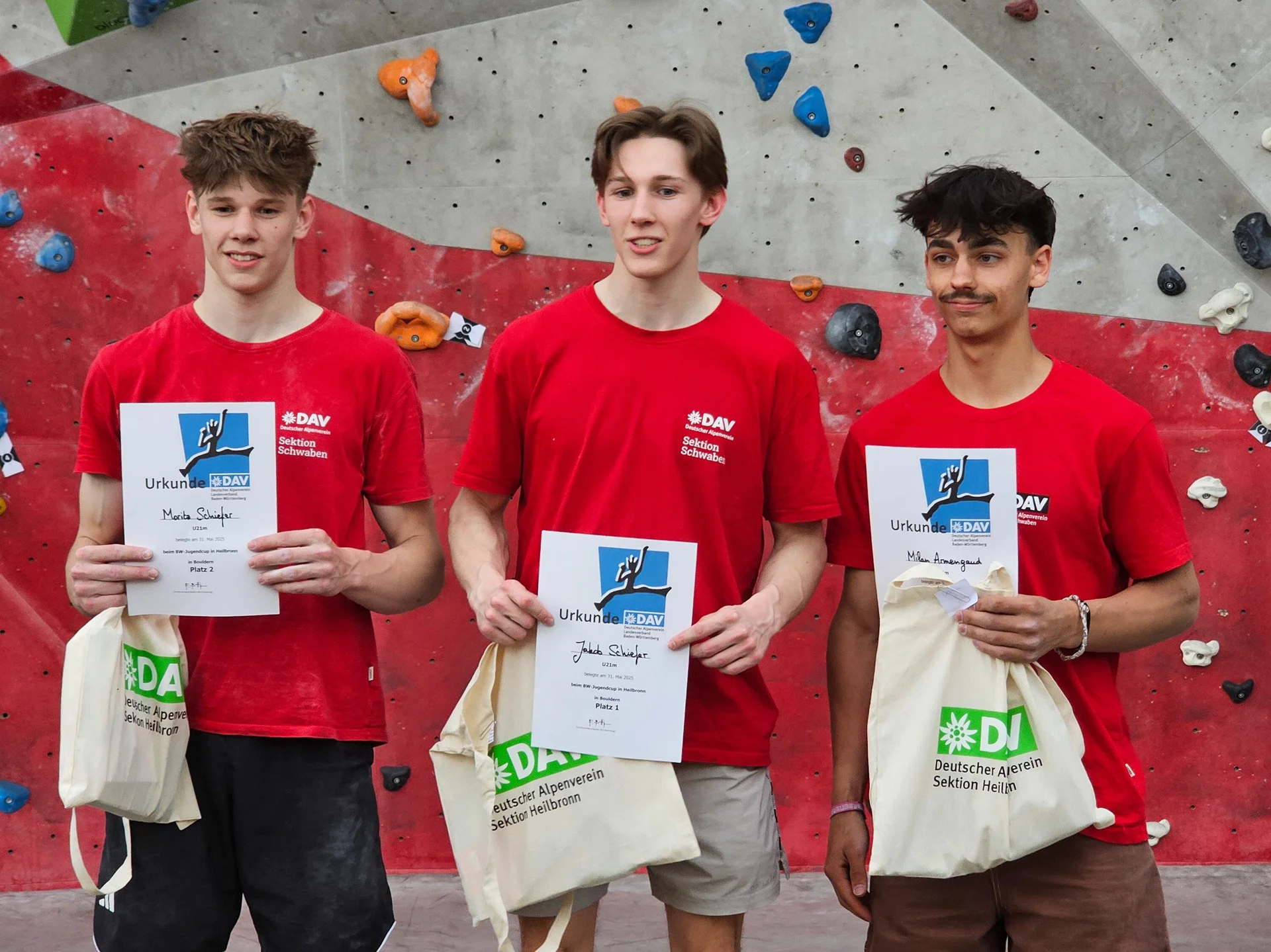 Drei junge Männer bei der Siegerehrung | © Sebastian Heitzmann