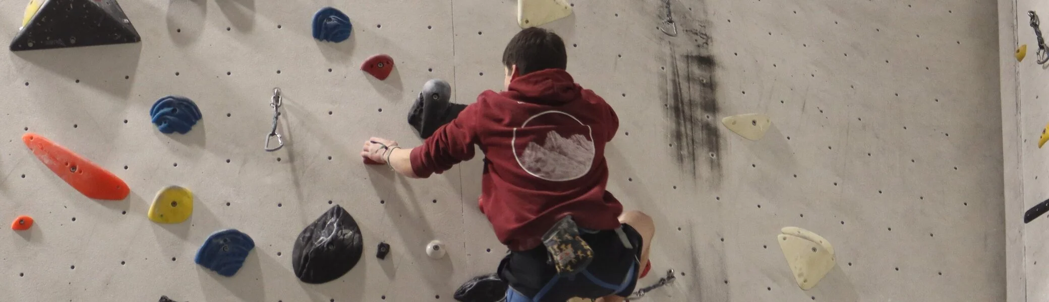 Jugendliche Person klettert an einer Kletterwand | © DAV Schwaben