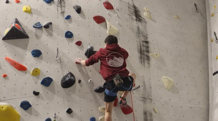 Jugendliche Person klettert an einer Kletterwand | © DAV Schwaben