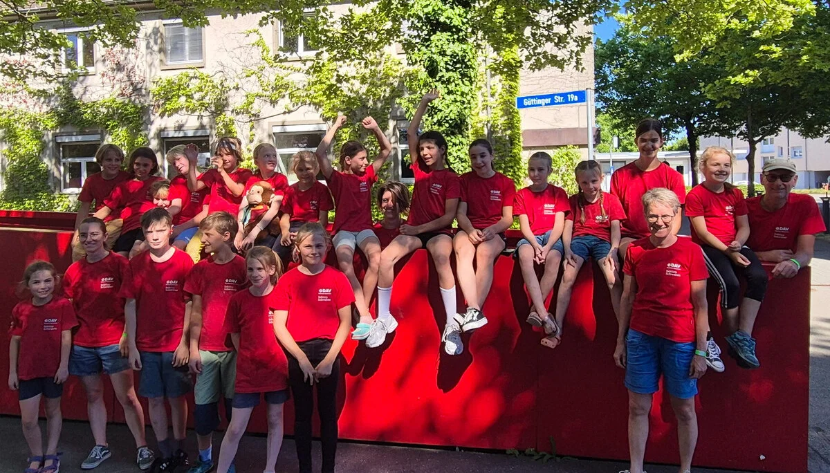 Kindergruppenbild, alle tragen rote T-Shirts | © Anke Hofmann