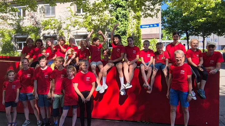 Kindergruppenbild, alle tragen rote T-Shirts | © Anke Hofmann