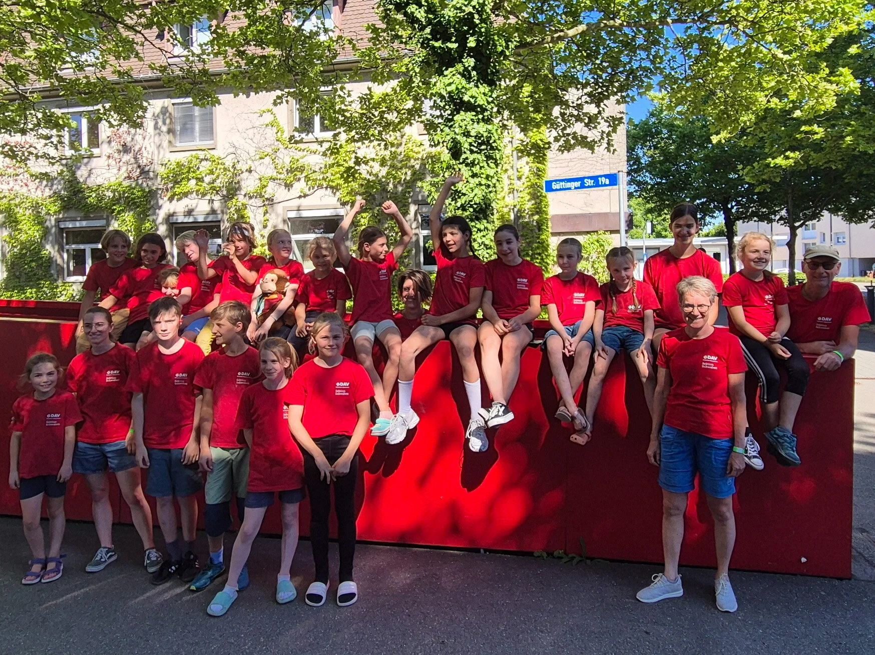 Kindergruppenbild, alle tragen rote T-Shirts | © Anke Hofmann