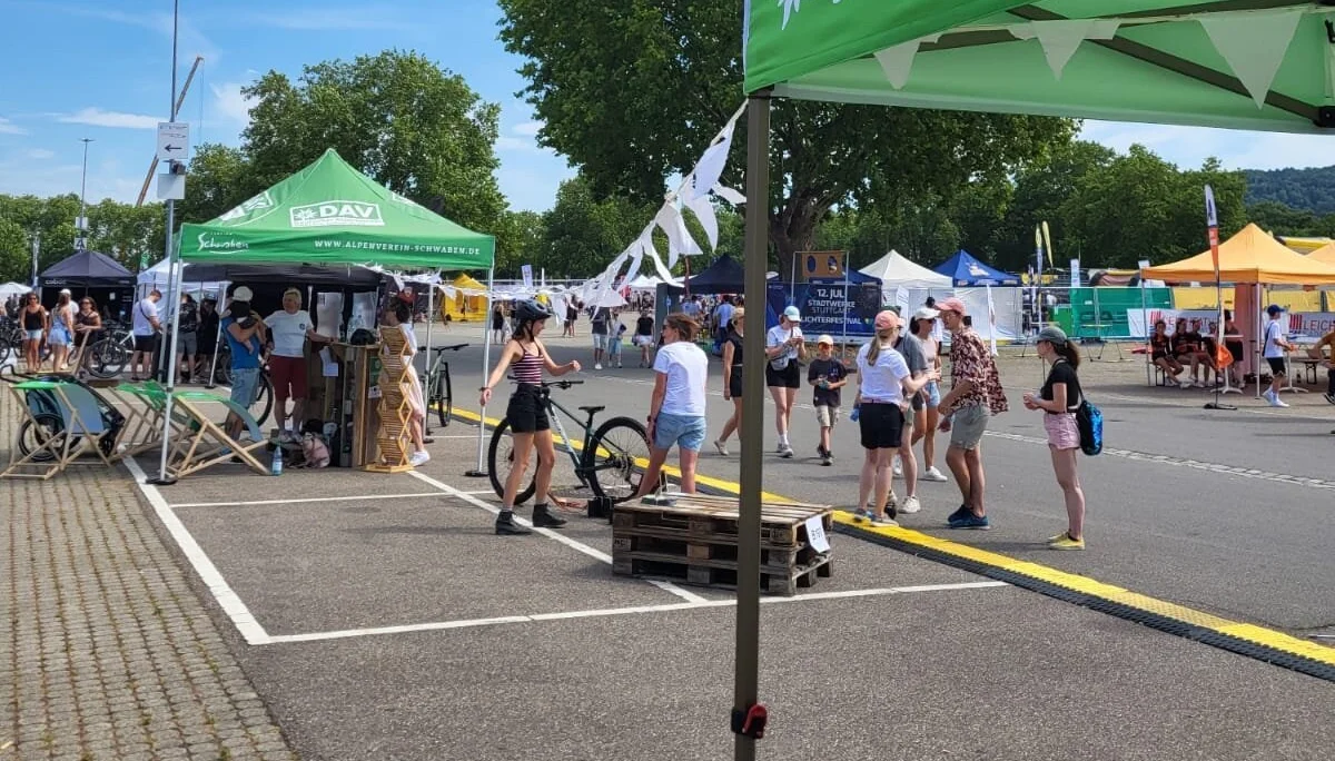 Pavillon, im Hintergrund stehen Menschen bei einem Fahrrad | © Gabriel Molitor