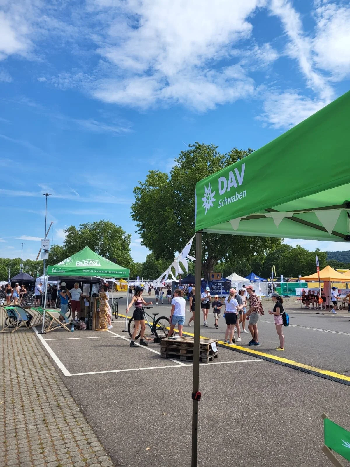Pavillon, im Hintergrund stehen Menschen bei einem Fahrrad | © Gabriel Molitor