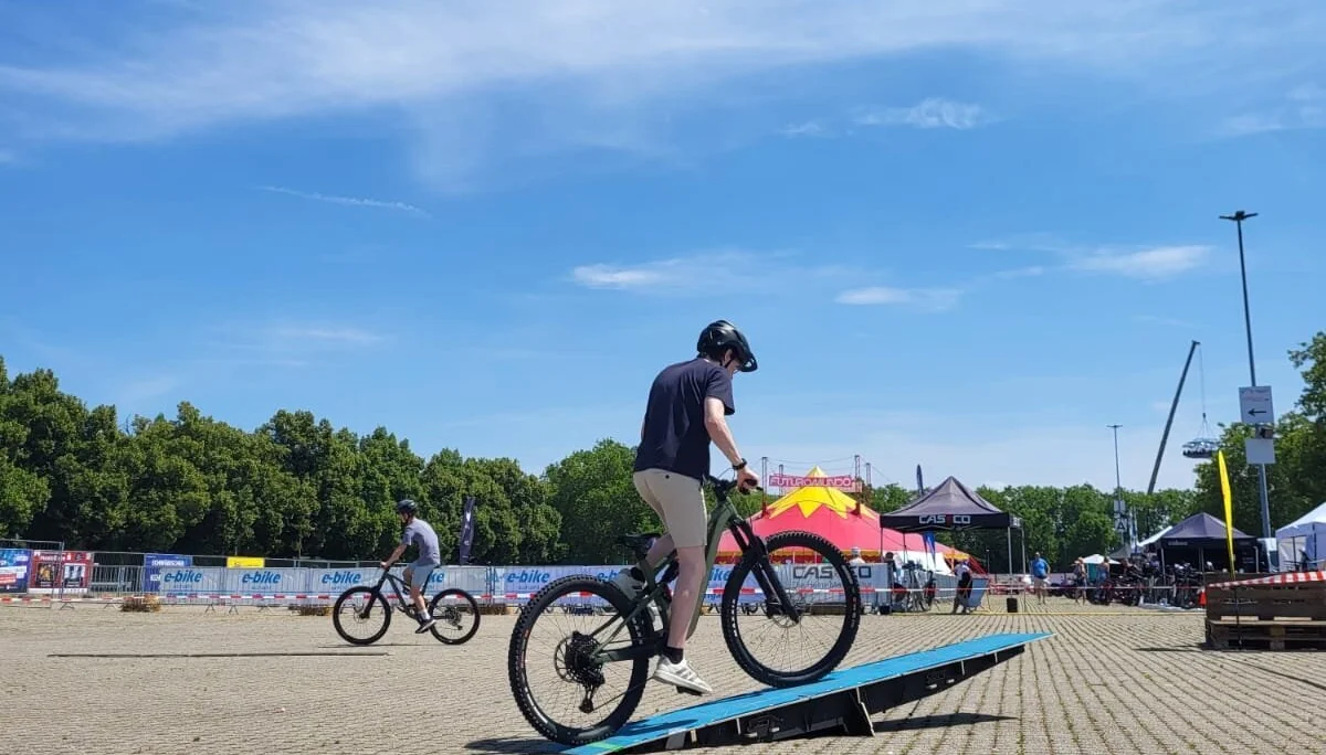 Mann fährt mit Mountainbike über Wippe | © Gabriel Molitor