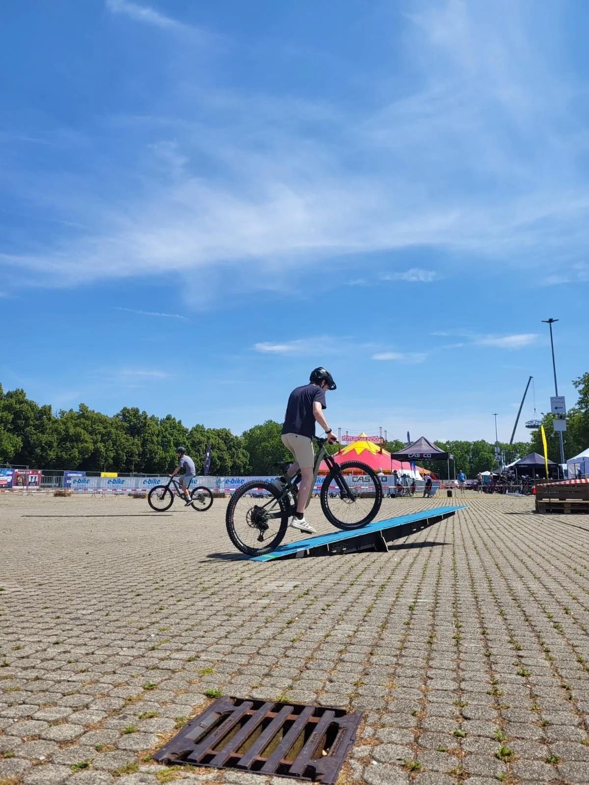 Mann fährt mit Mountainbike über Wippe | © Gabriel Molitor