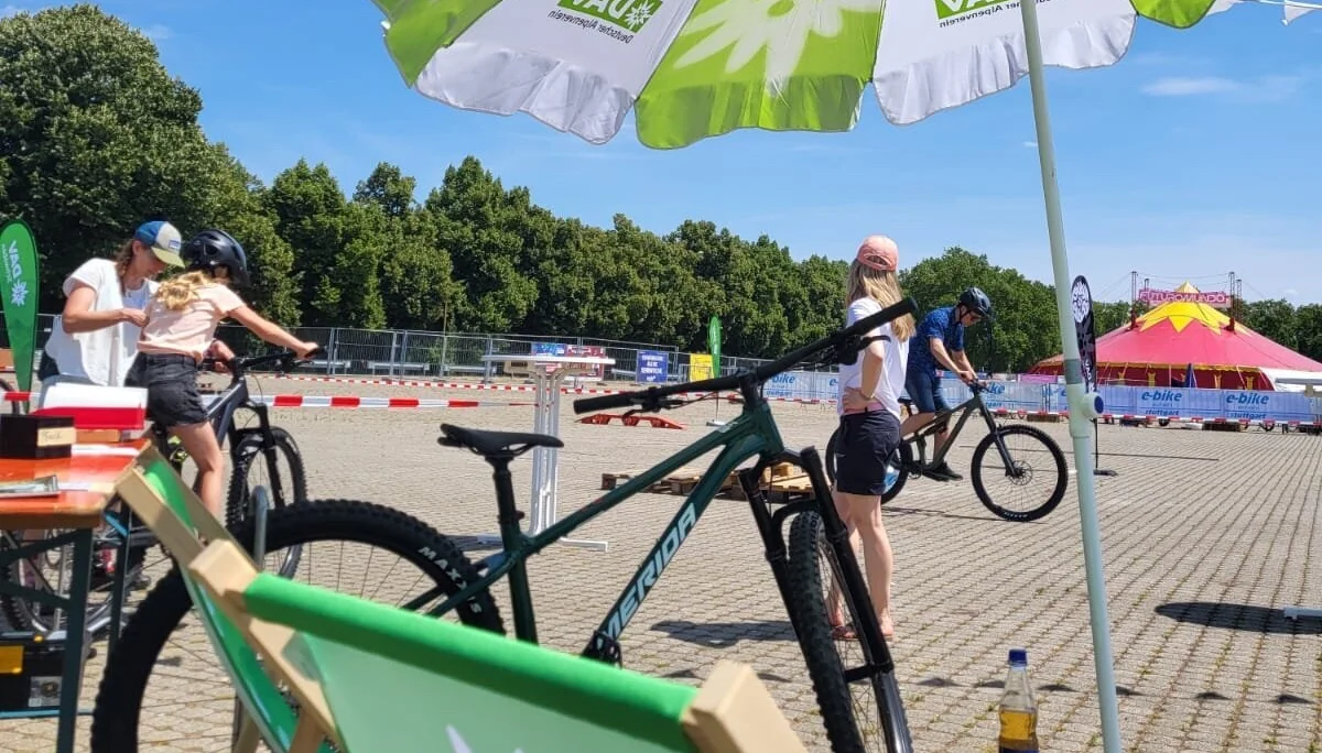 Liegestuhl, MTB und Sonnenschirm | © Gabriel Molitor