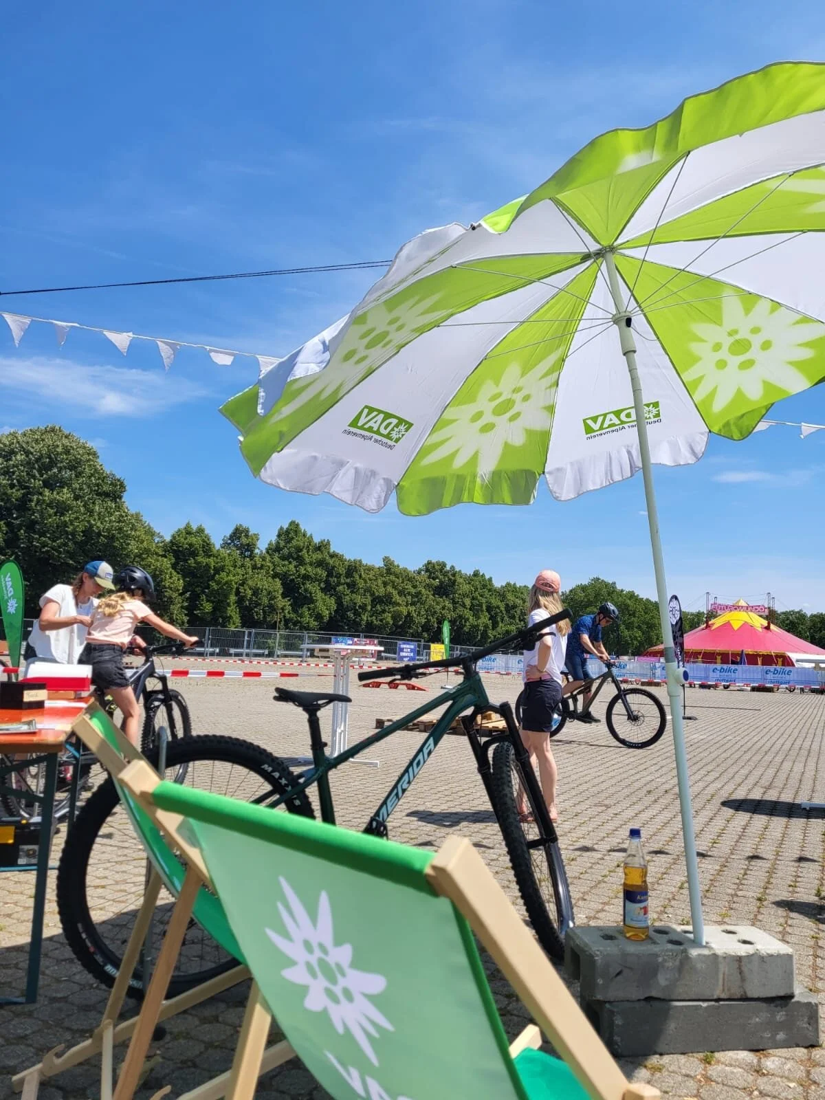 Liegestuhl, MTB und Sonnenschirm | © Gabriel Molitor