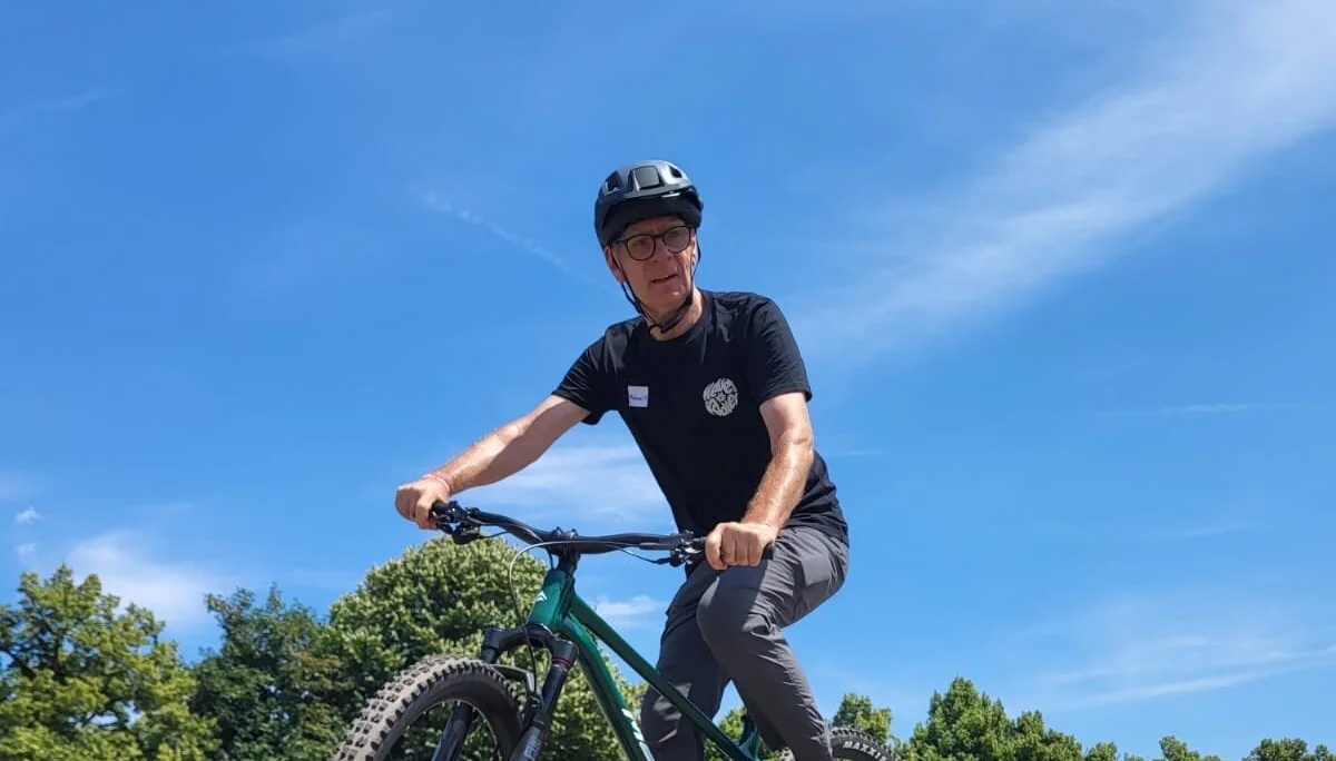 Mann fährt auf einem MTB | © Gabriel Molitor