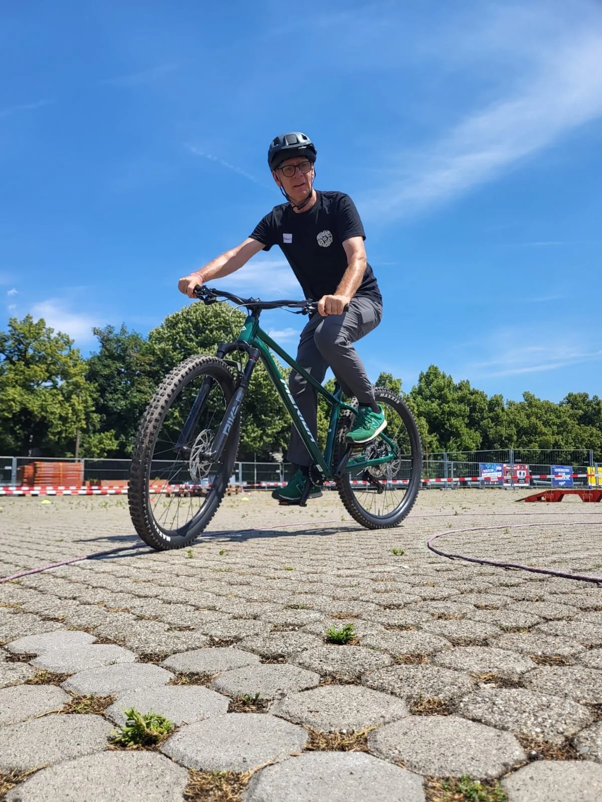 Mann fährt auf einem MTB | © Gabriel Molitor